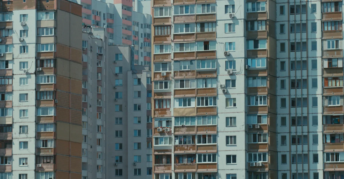 Immeubles d'appartements urbains à Kyiv, Ukraine, présentant des styles architecturaux uniques.