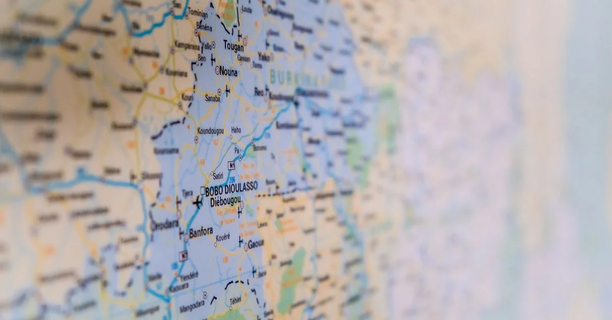Vue détaillée de la carte du Burkina Faso avec des villes comme Bobo Dioulasso et Banfora.