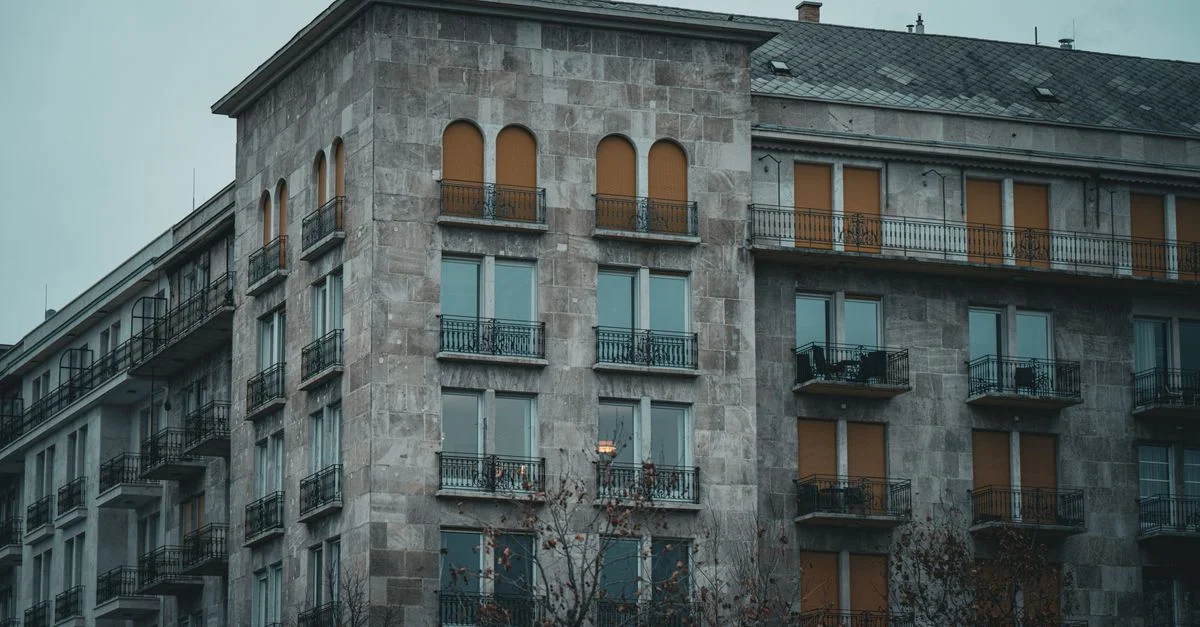 Un immeuble d'appartements historique et empreint d'atmosphère, situé à Budapest, en Hongrie, et possédant un charme architectural indéniable.