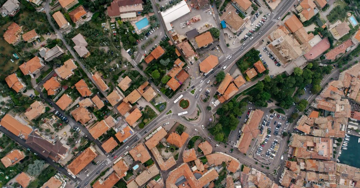 Superbe photo aérienne en plongée montrant l'agencement complexe des rues et l'architecture d'une ville européenne.