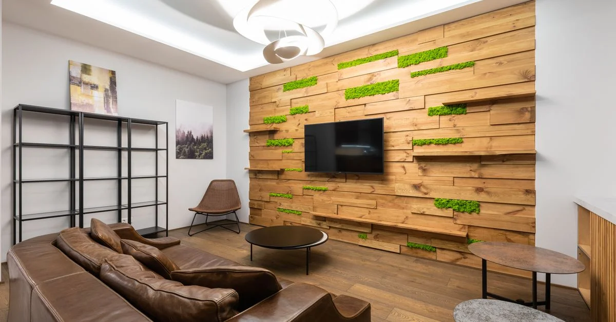 Salon moderne élégant avec un mur en bois et un canapé en cuir.